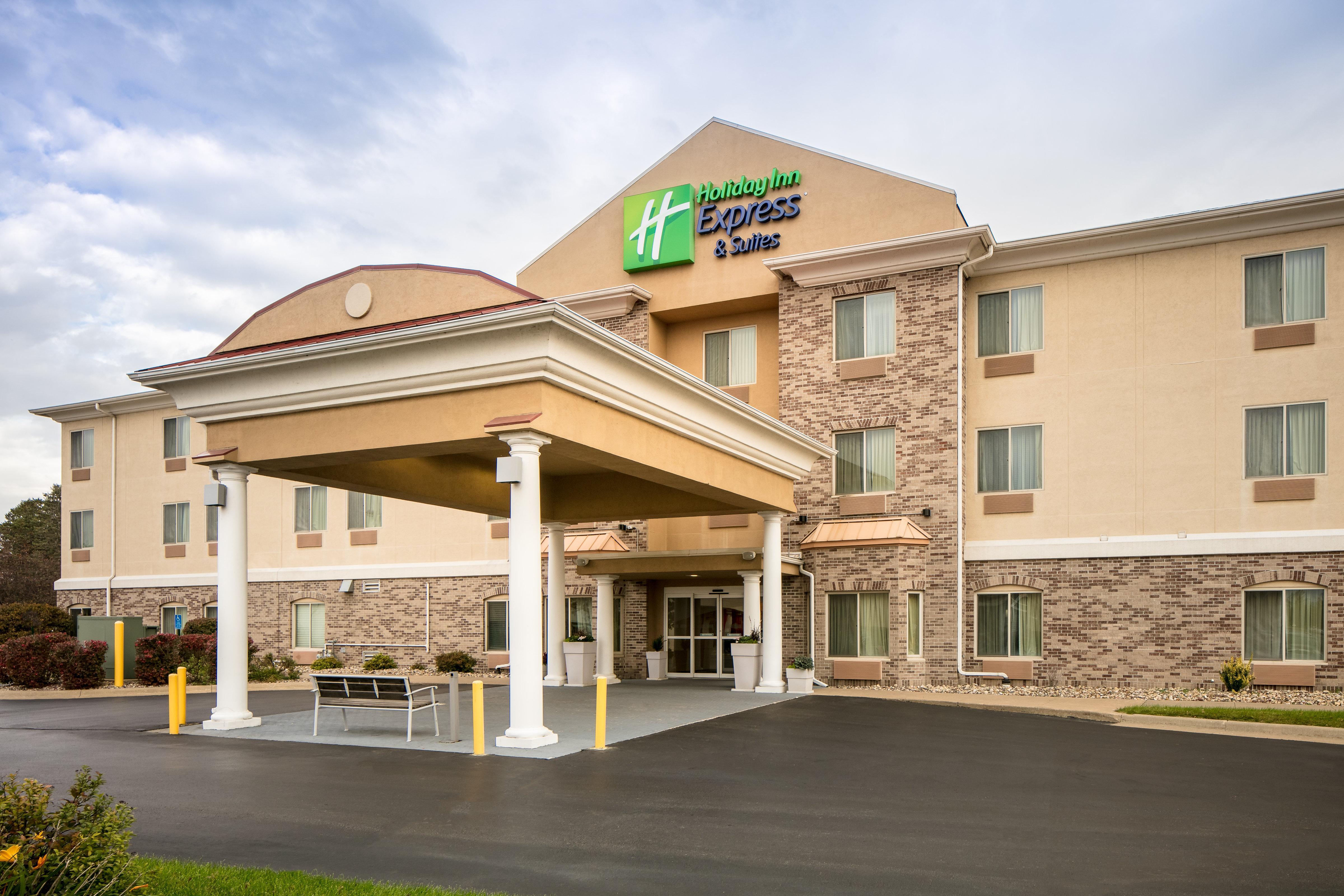 Holiday Inn Express & Suites Clinton, An Ihg Hotel Exterior photo